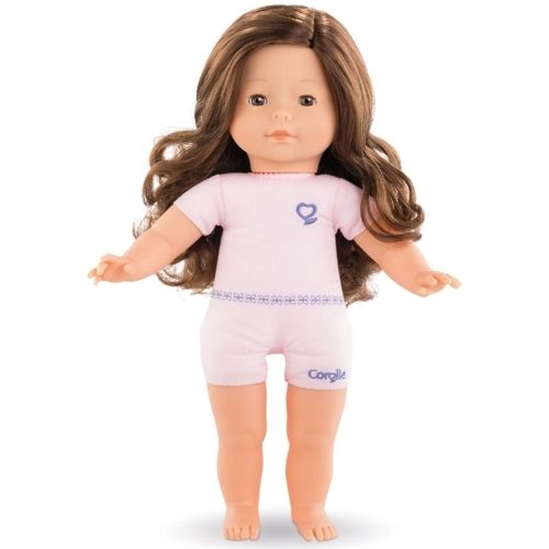 Corolle stapop met kastanjebruine krullen, gekleed in een roze top en korte broek.