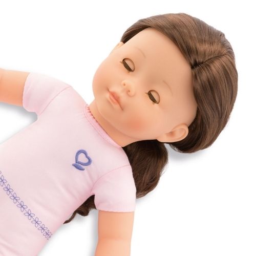 Detail van de Corolle pop met gesloten ogen en roze top.