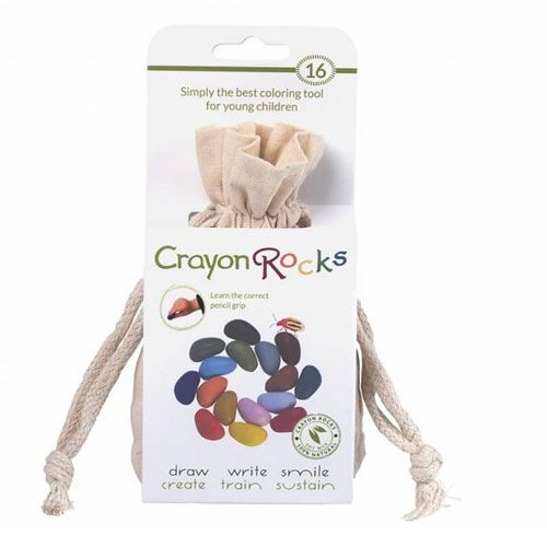 De verpakking van Crayon Rocks waskrijtjes, een stoffen zakje met een kartonnen label.