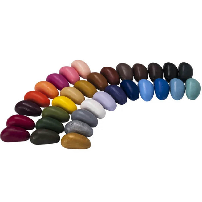 Crayon Rocks waskrijtjes in 32 verschillende kleuren, schuin van bovenaf gefotografeerd.