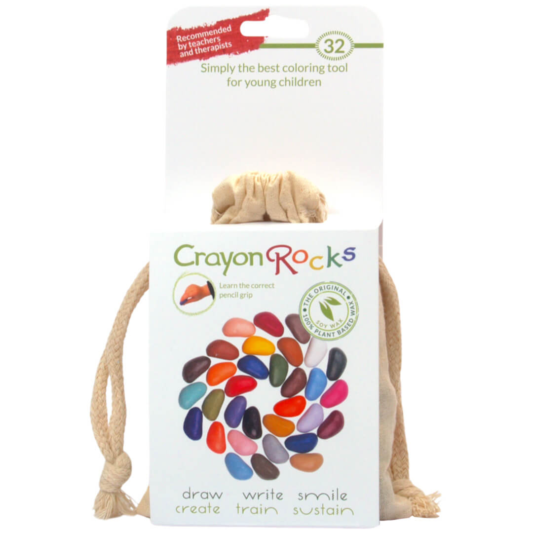 De voorkant van de Crayon Rocks verpakking met een beige katoenen zakje en een kartonnen label.