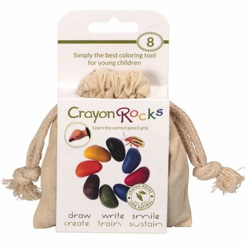 De verpakking van Crayon Rocks waskrijtjes, een ecru katoenen zakje met een kartonnen label.