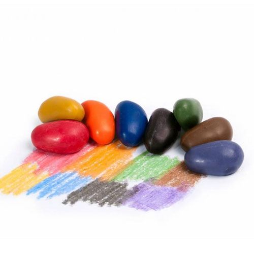 Crayon Rocks waskrijtjes in diverse kleuren liggen op een witte ondergrond met kleurstrepen.