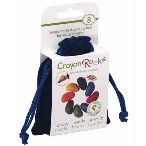 De verpakking van Crayon Rocks waskrijtjes, een wit kartonnen doosje met een blauw fluwelen zakje.
