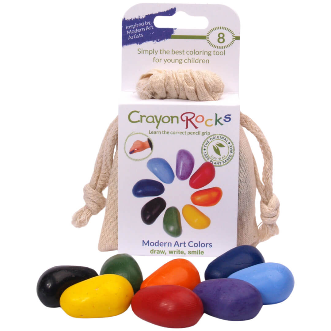 Verpakking van Crayon Rocks waskrijtjes met acht moderne kleuren, deels uit de stoffen zak.