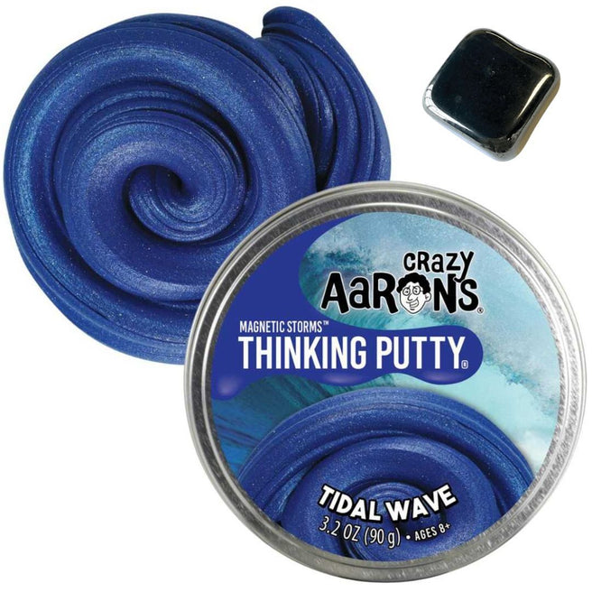 Crazy Aaron's blauwe magnetische klei 'Tidal Wave' in een spiraalvorm naast de verpakking en een magneet.