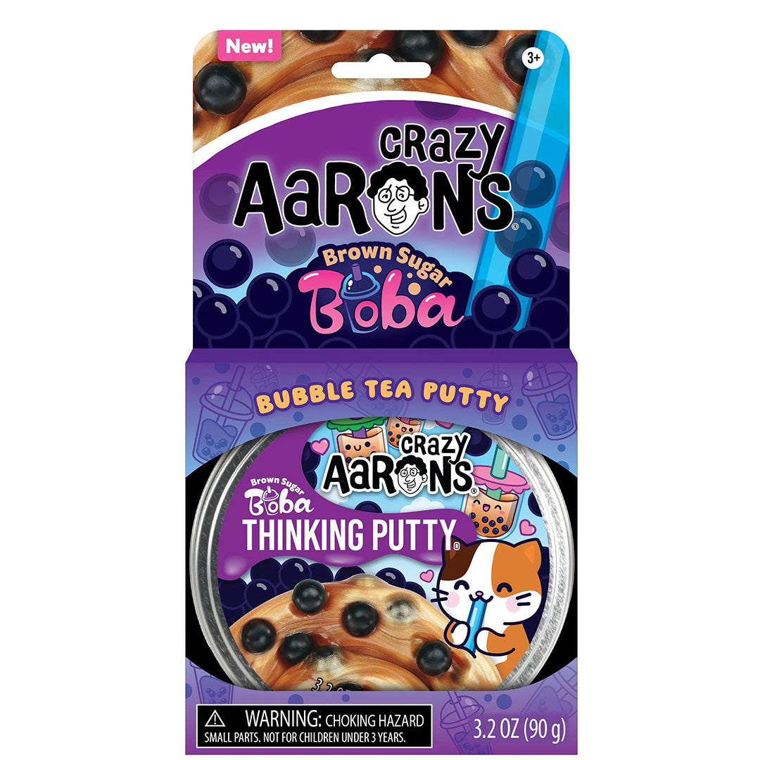 De volledige retailverpakking van Crazy Aaron's Brown Sugar Boba Thinking Putty met de tin in een kartonnen hanger.