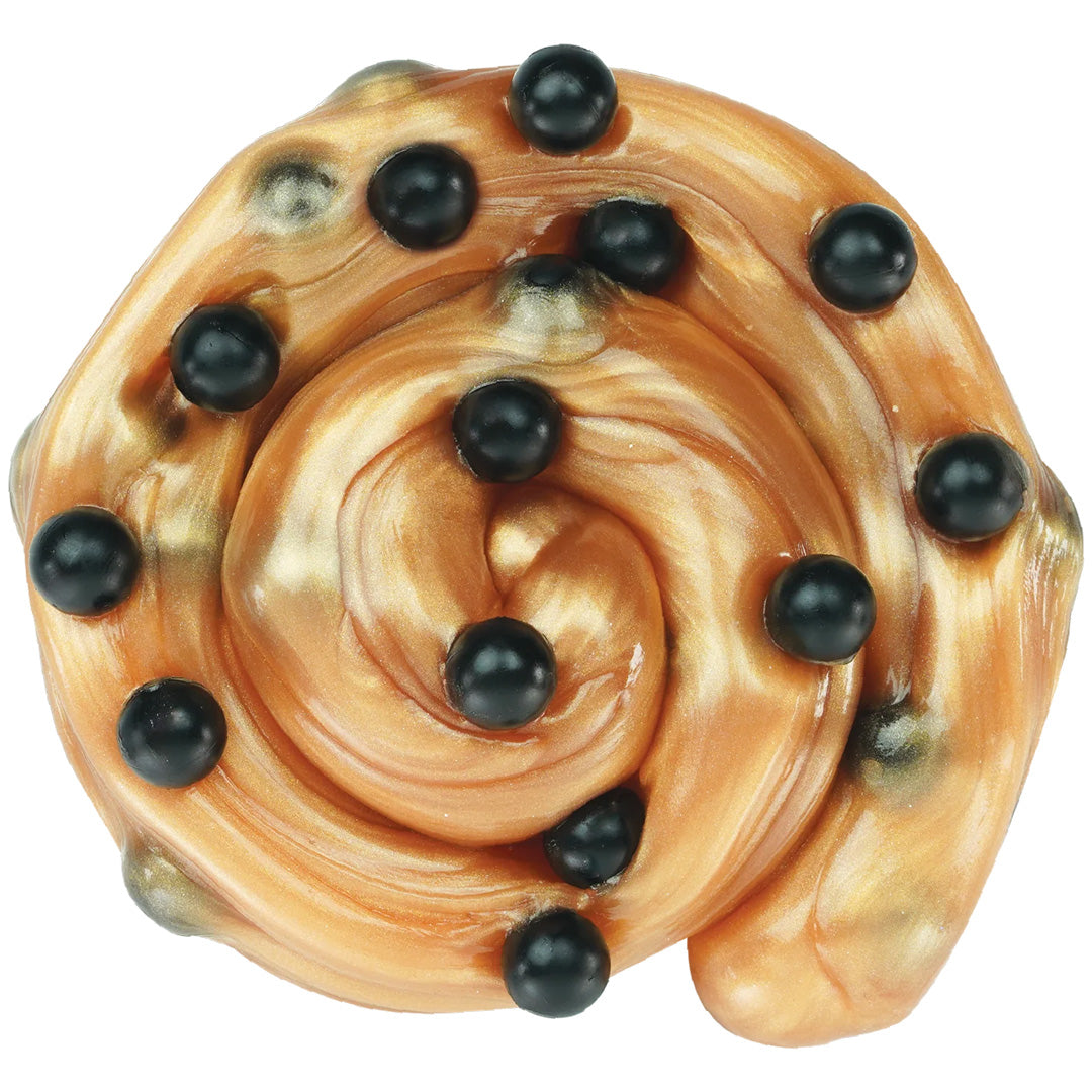 Crazy Aaron's Brown Sugar Boba Thinking Putty met een bronzen wervelpatroon en zwarte bolletjes, van bovenaf gezien.