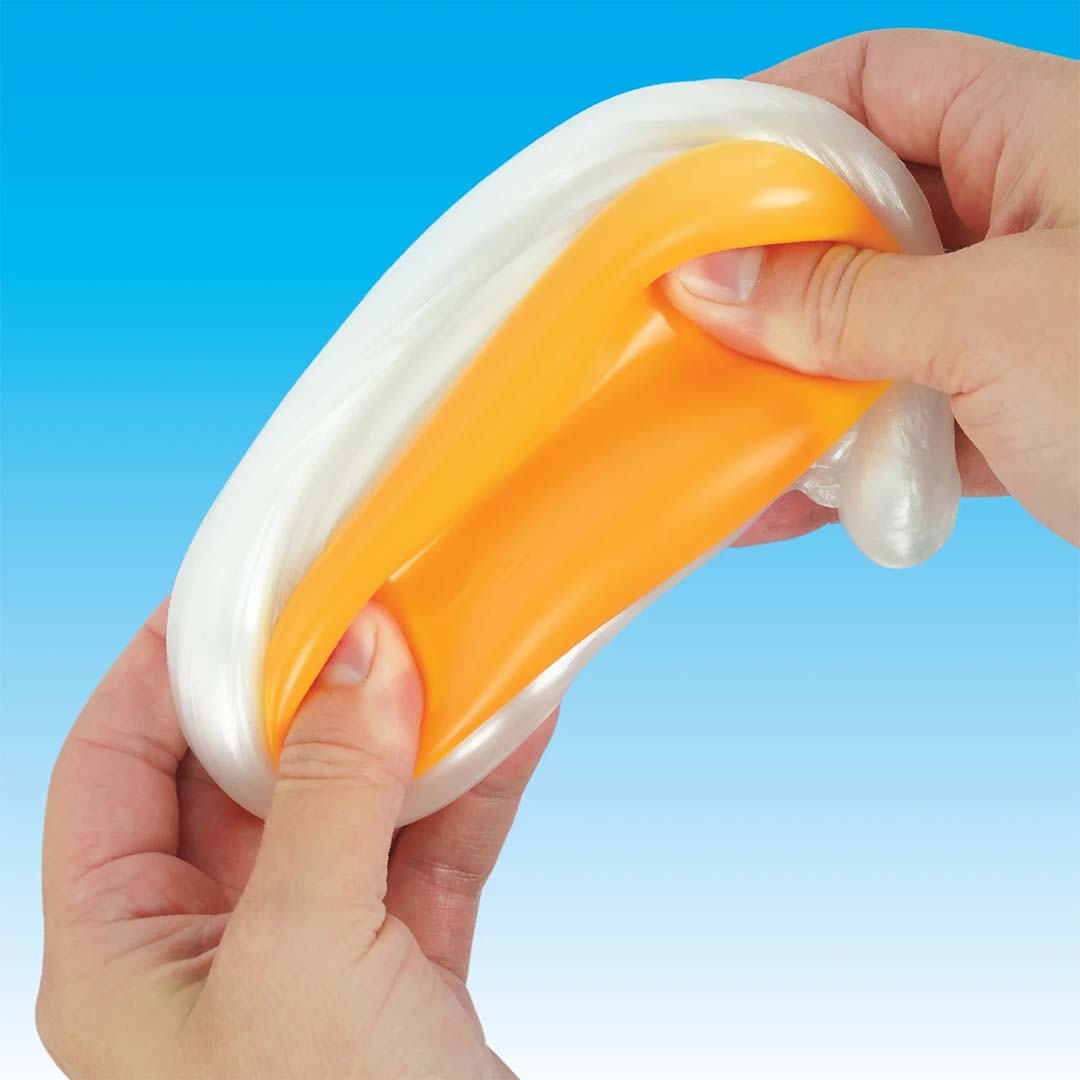 Twee handen rekken de witte en gele Crazy Aaron's Egg-Cellent Thinking Putty uit.