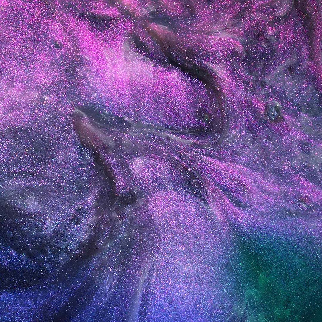 Detailopname van de glinsterende, iriserende paars-blauwe Thinking Putty.