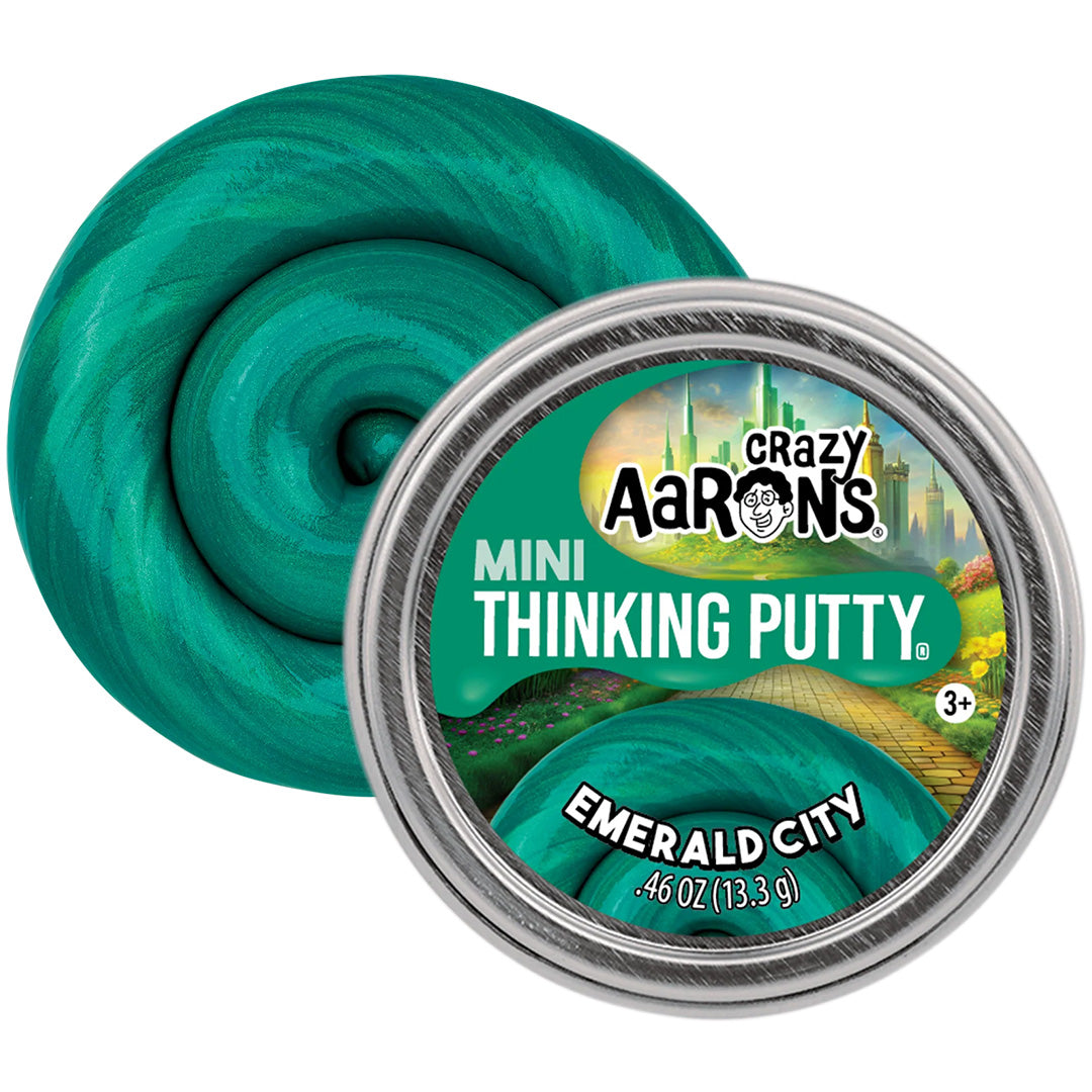 Crazy Aaron's Mini Thinking Putty Emerald City, een groene spiraal van kneedgum naast de metalen verpakking.