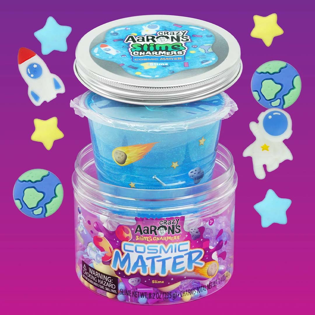 Open pot Crazy Aaron's Cosmic Matter slijm met losse ruimtefiguren zoals een raket, astronaut en sterren.
