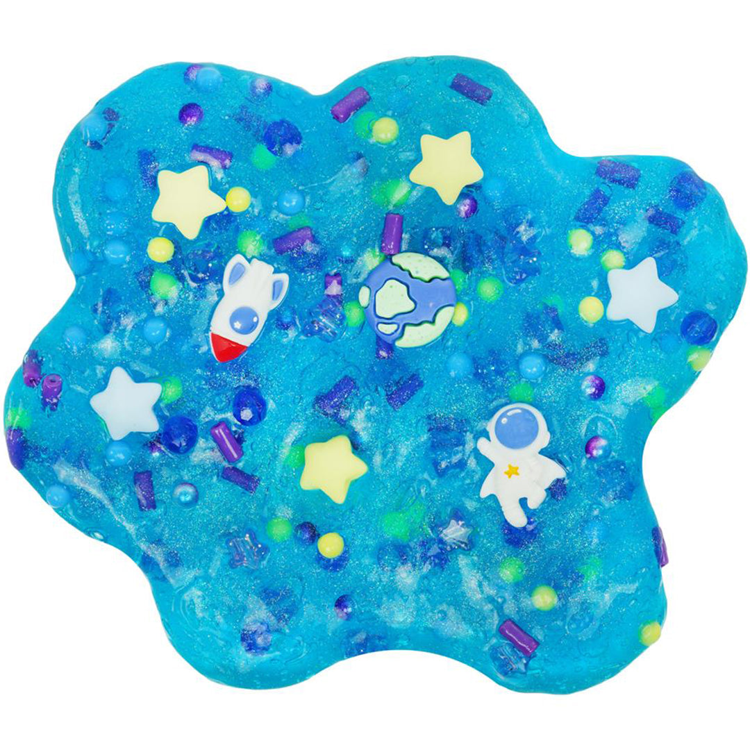 Detail van uitgespreide blauwe Crazy Aaron's Cosmic Matter slijm met ruimtefiguren en sterren.