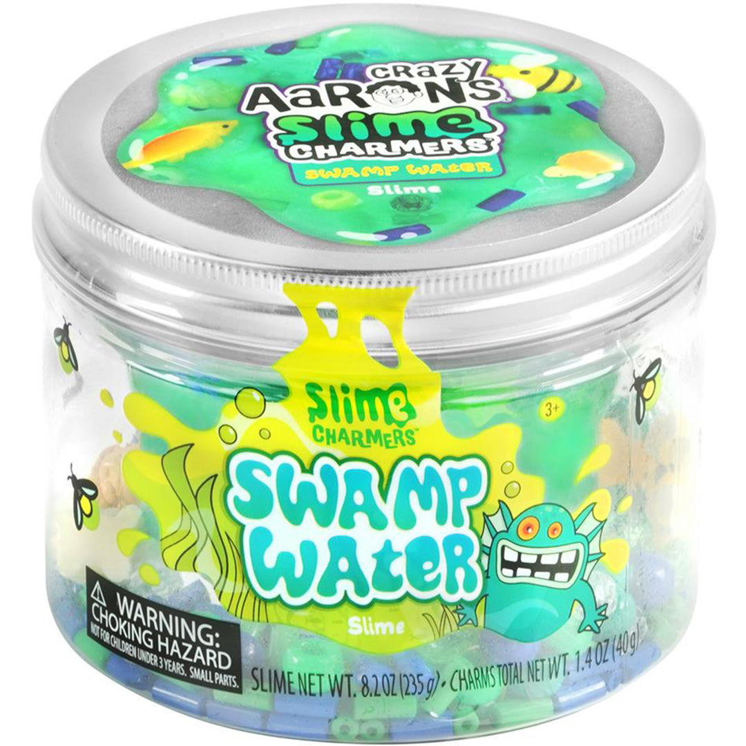 Crazy Aaron's Slime Swamp Water in een doorzichtige pot met groene deksel, met daarin groen slijm en kleine dierfiguren.