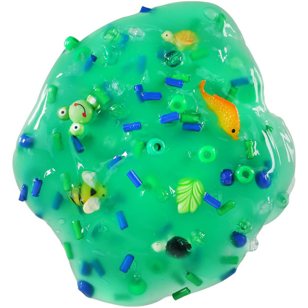 Een close-up van groen Crazy Aaron's Slime Swamp Water met daarin kleine dierfiguren en blauwe en groene stukjes.