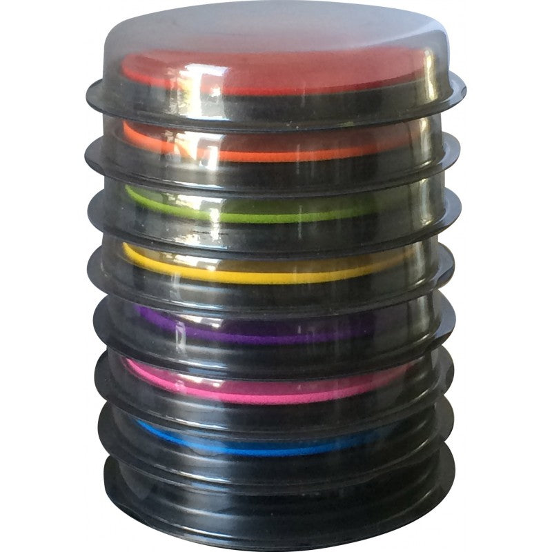 Een stapel van acht ronde inktkussens in verschillende regenboogkleuren.