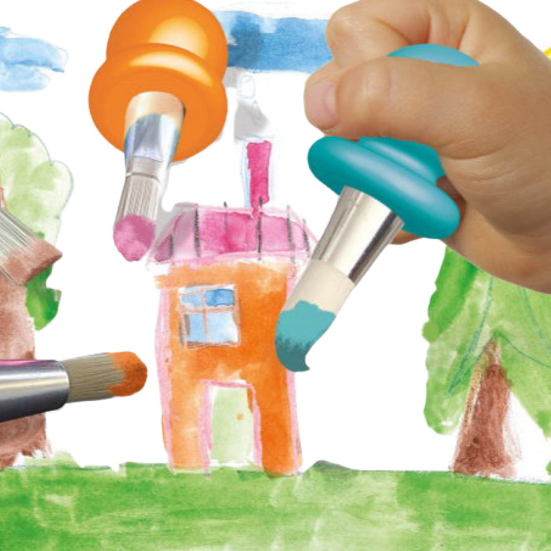 Een hand schildert met een blauw Crealign penseel een huis en bomen op papier.