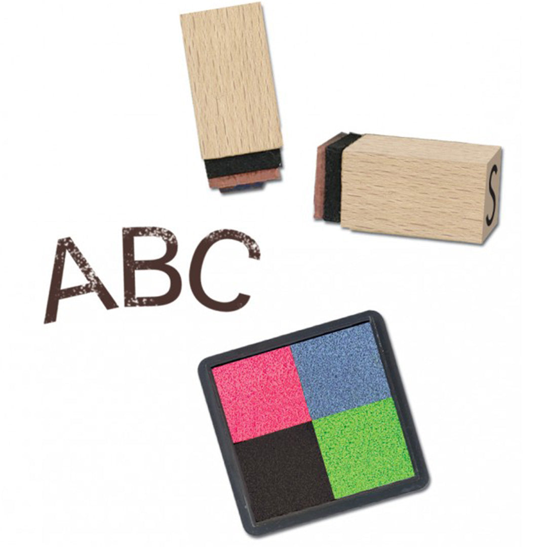 Drie houten stempels, een vierkleurig inktkussen en de gestempelde letters ABC.