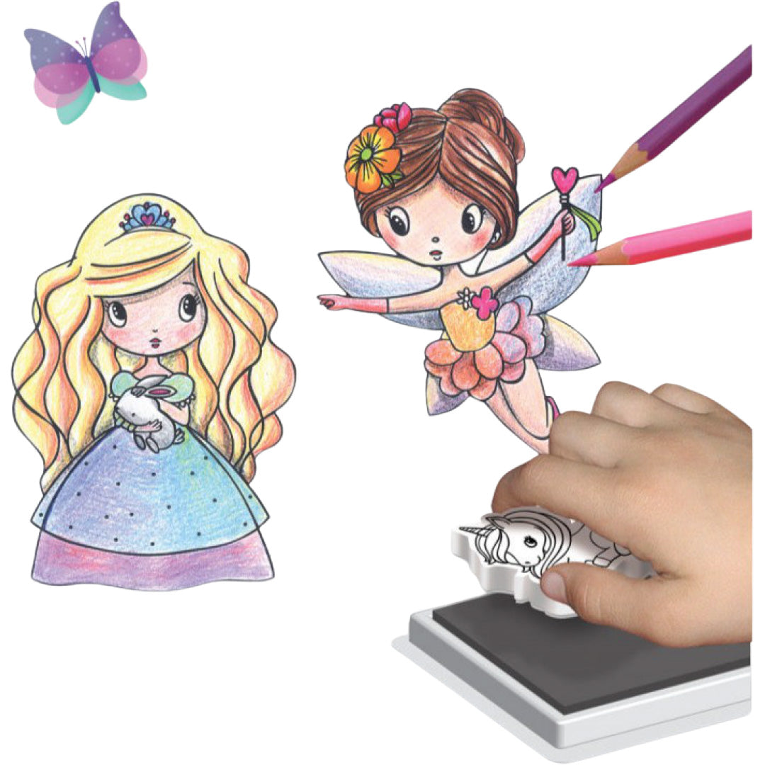 Demonstratie van de stempelset met een hand die een eenhoornstempel op een inktkussen drukt, naast gekleurde prinses- en fee-afbeeldingen.