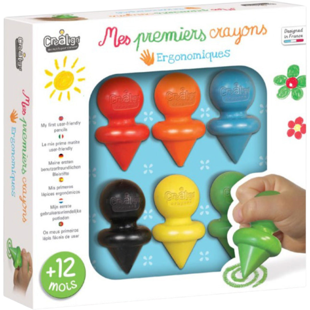 Créalign verpakking met zes veelkleurige ergonomische waskrijtjes voor baby's, met een hand die een groen krijtje vasthoudt.
