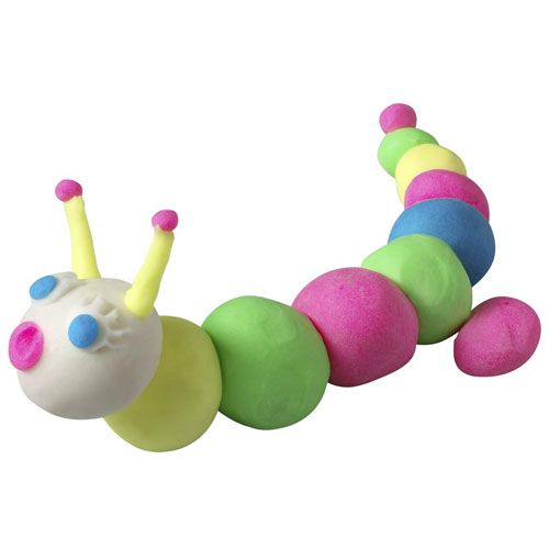 Een kleurrijke rups gemaakt van plastic klei.