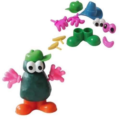 Een Creall boetseerfiguur met groene pet, roze handen en oranje voeten, naast een verzameling losse plastic lichaamsdelen.