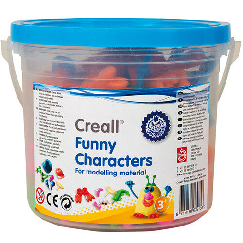 De verpakking van Creall Funny Characters, een transparante emmer met blauwe deksel vol plastic lichaamsdelen voor boetseerwerk.
