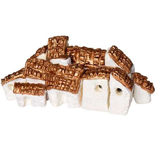Een groepje kleine, witte huisjes met gouden daken, gemaakt van luchtdrogende klei.