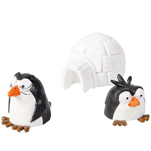 Twee schattige pinguïnfiguren en een witte iglo, gemaakt van luchtdrogende klei.