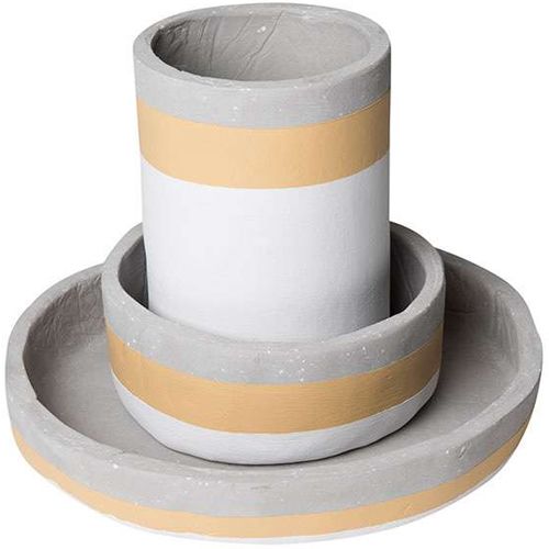 Drie cementkleurige kleipotten met witte en oranje strepen, gemaakt van luchthardende klei.