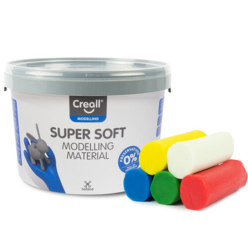 Creall Super Soft speelklei in een witte pot met daarnaast losse staven in verschillende kleuren.