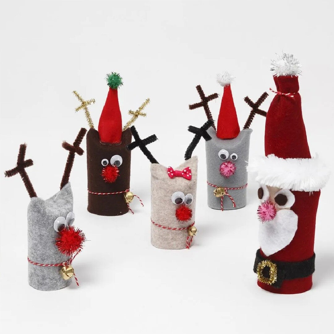 Vijf kerstknutselwerkjes, waaronder rendieren en kerstmannen, versierd met gouden belletjes.