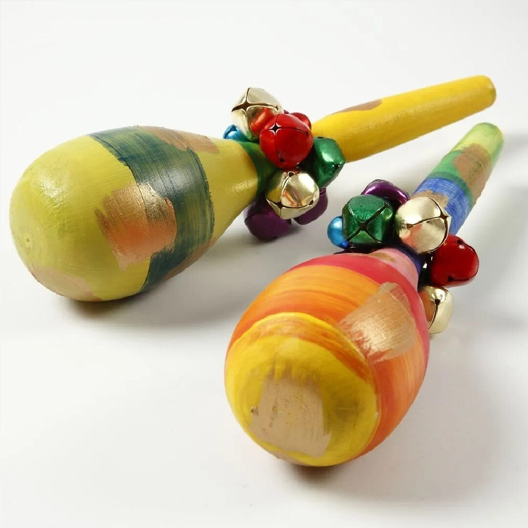 Twee kleurrijke houten maracas versierd met veelkleurige metallic belletjes.