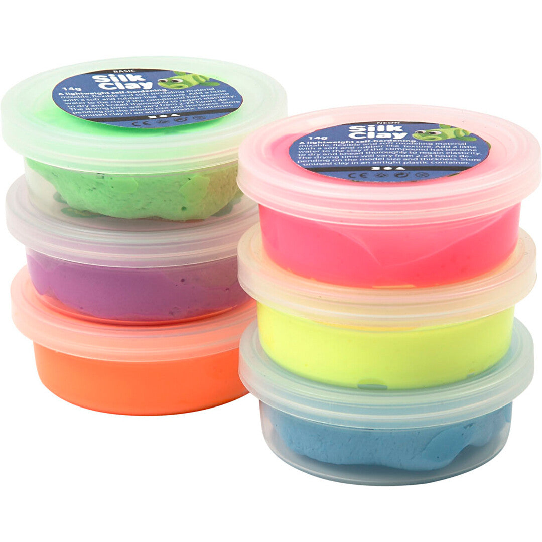 Gestapelde potjes Creativ Company Silk Clay zelfhardende klei in neonkleuren.
