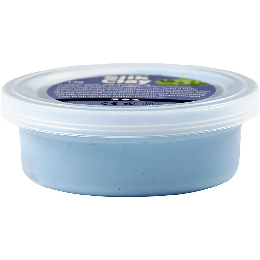 Een potje lichtblauwe Creativ Company Silk Clay zelfhardende klei.