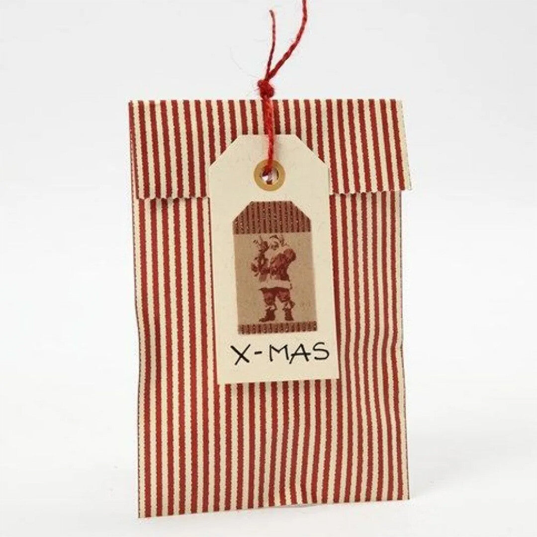Een rood-wit gestreept zakje met een creativ company cadeaulabel met een kerstman en de tekst 'X-MAS'.