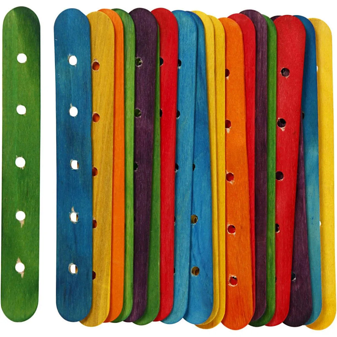 Een verzameling van gekleurde houten constructiestokjes met gaten, verticaal gerangschikt.
