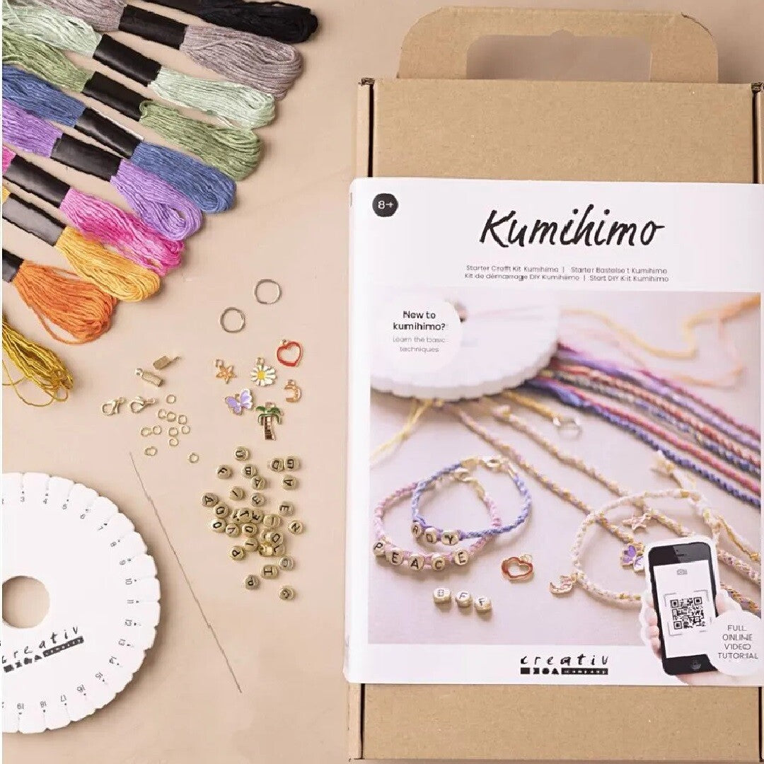Creativ Company Kumihimo DIY starter craft kit met draden, kralen, bedels en een voorbeelddoos.