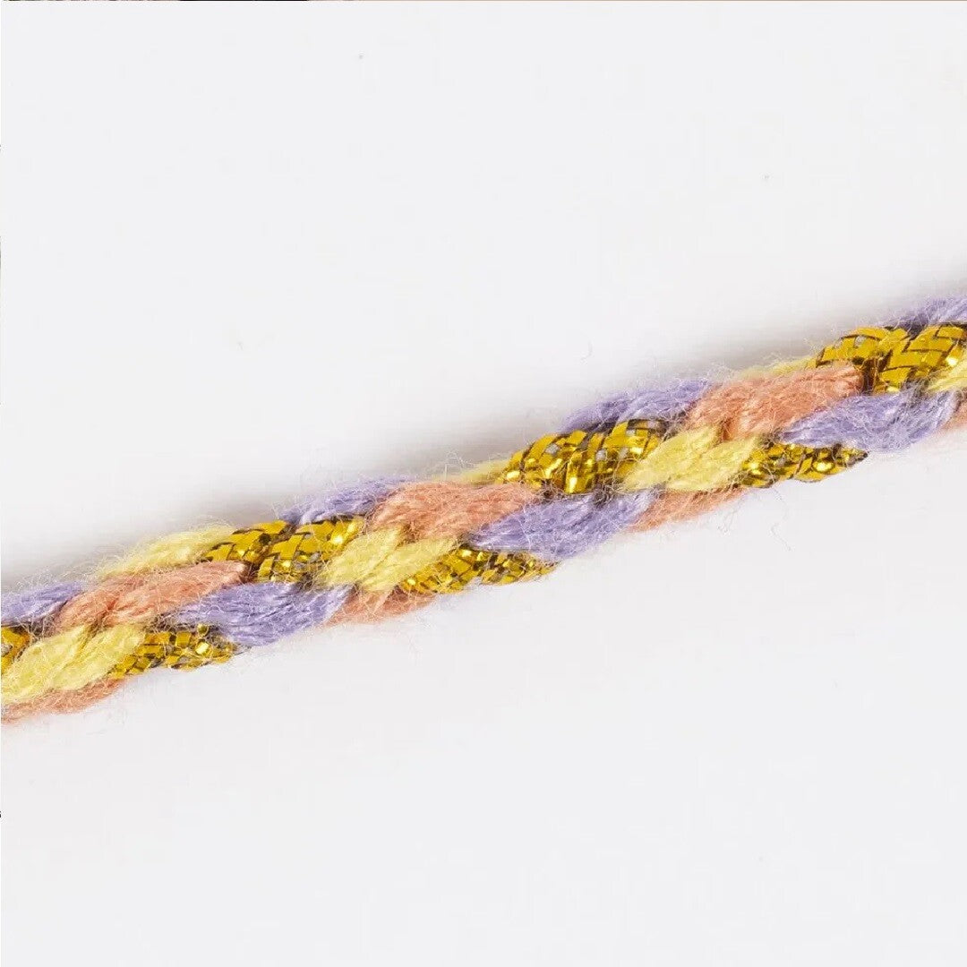Close-up van een paarse, gele en oranje gevlochten Kumihimo draad met gouden glitteraccenten.