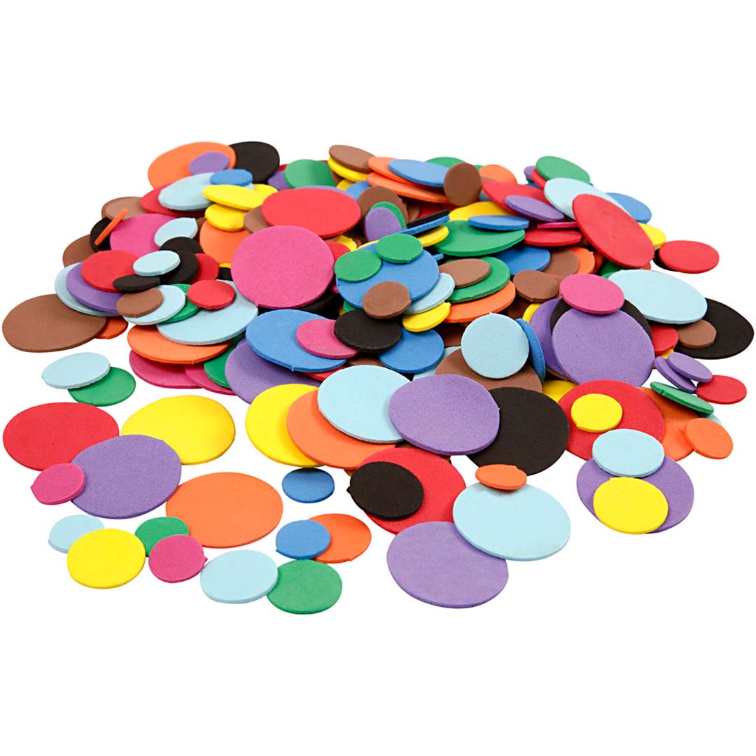 Een grote hoop Creativ Company EVA foam rondjes in diverse kleuren en maten.