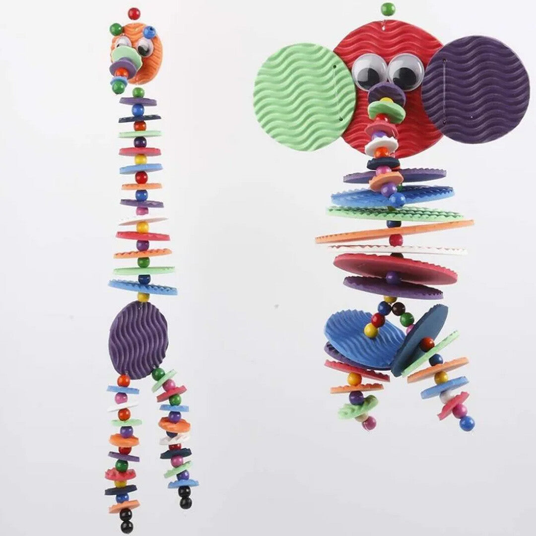 Twee hangende knutseldecoraties gemaakt van kleurrijke EVA foam rondjes en kralen.