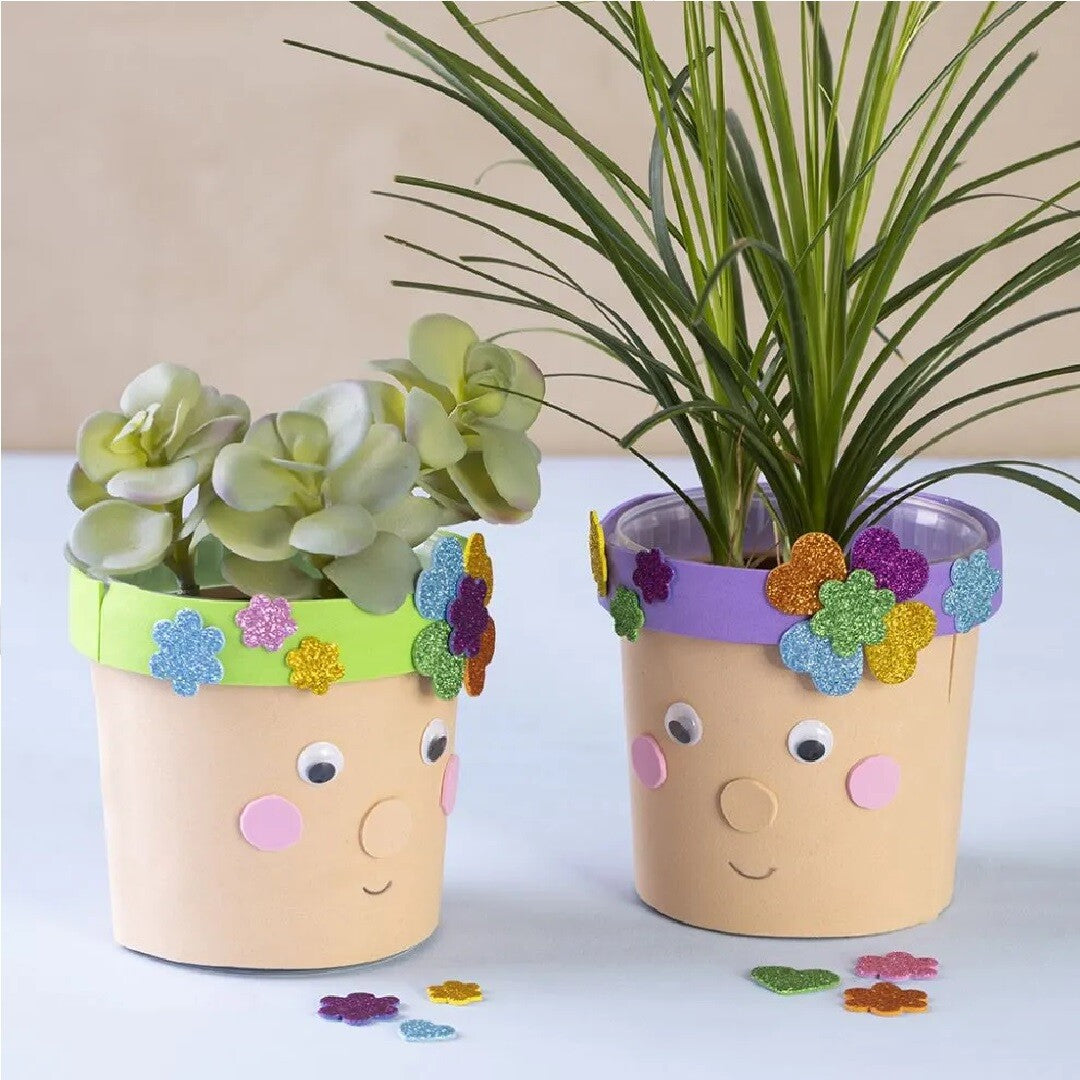 Twee versierde plantenpotten met creativ company eva foam stickers in de vormen bloemen, sterren en harten.