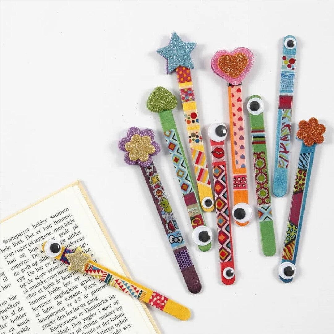 Diverse versierde boekenleggers gemaakt met creativ company eva foam stickers in de vormen bloemen, sterren en harten.