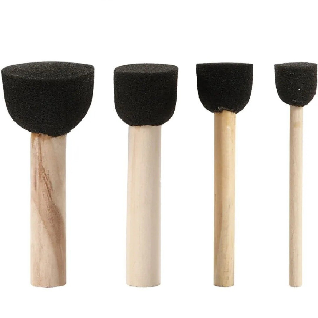 Vier ronde creativ company foam stempels met houten handvatten in verschillende formaten.