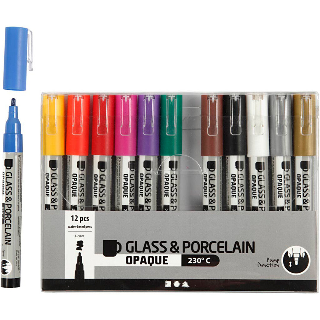 creativ company glas- en porseleinstiften set met 12 verschillende kleuren in een verpakking, met een losse blauwe stift en dop ernaast.