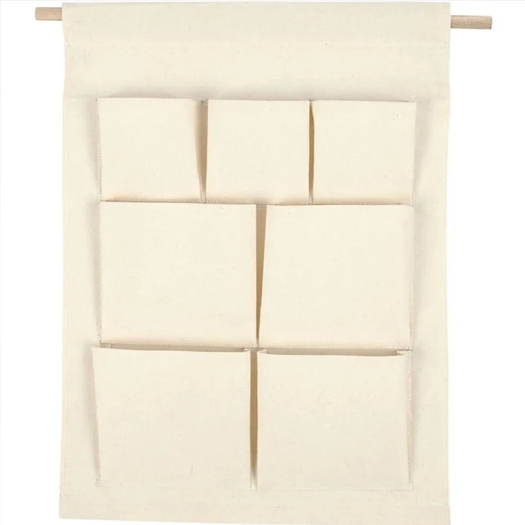 Creativ company beige canvas hangende organizer met zeven vakken en houten ophangstok.