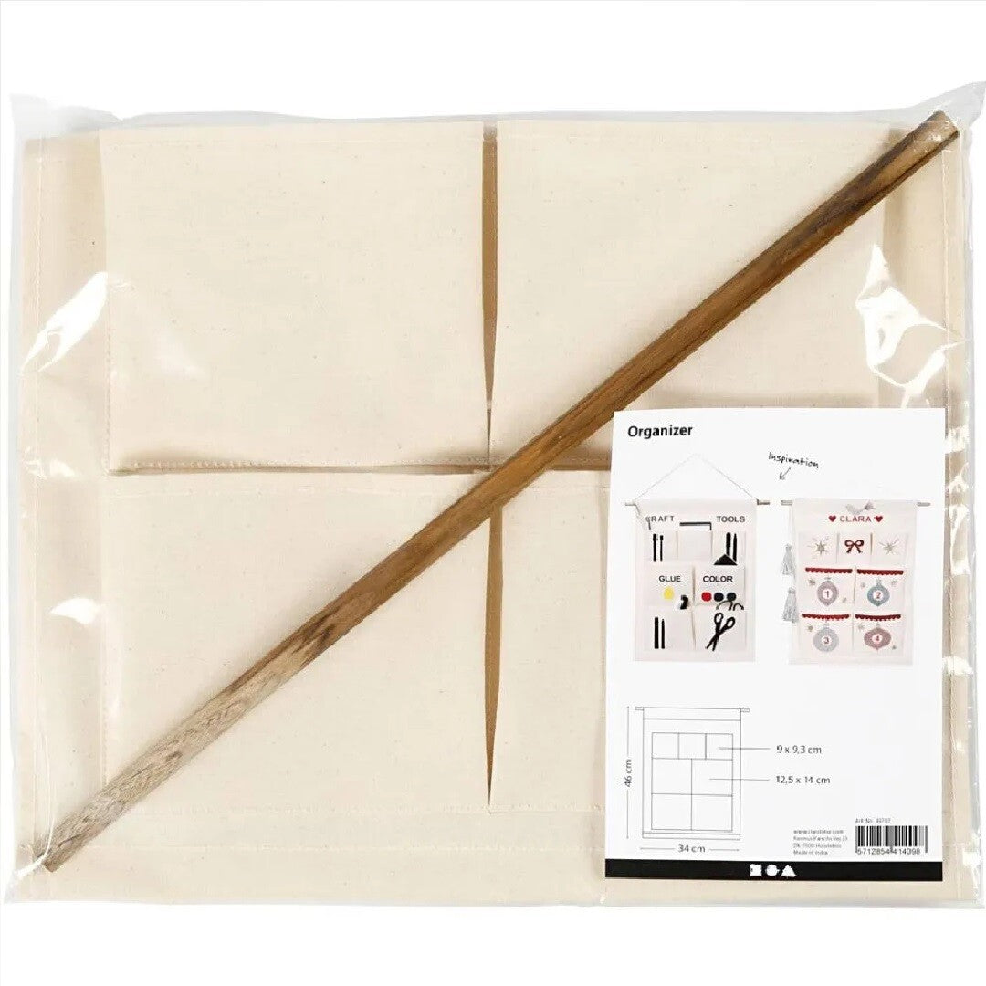 Verpakking van de creativ company beige canvas hangende organizer met houten stok en instructies.