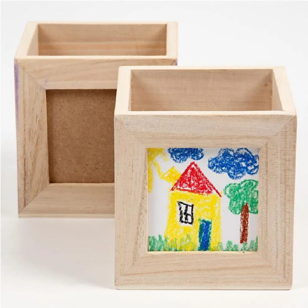 Twee creativ company houten pennenbakjes, waarvan één met een kindertekening van een huis in het fotolijstje.