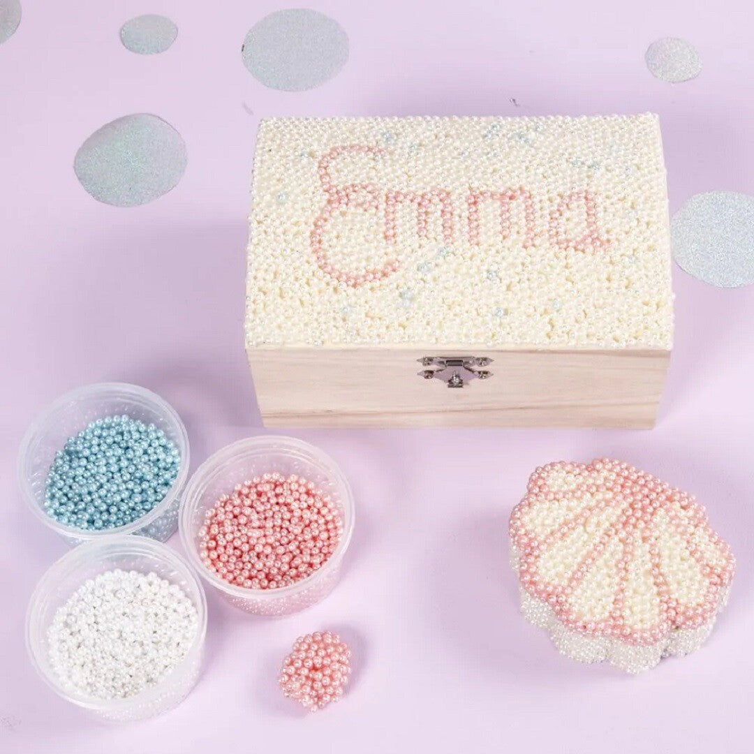 Creativ Company houten schatkist versierd met witte, roze en blauwe kraaltjes die de naam Emma vormen.