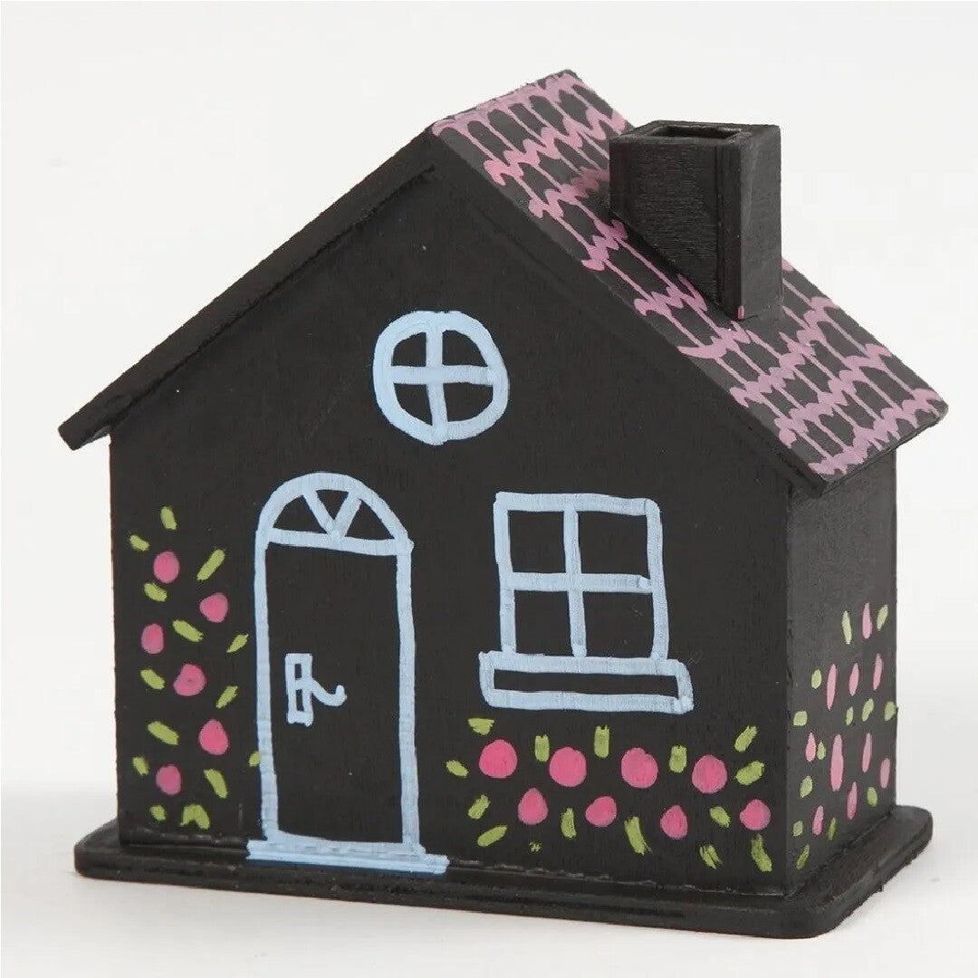 Gedecoreerde houten spaarpot in de vorm van een zwart huisje met roze en blauwe details.